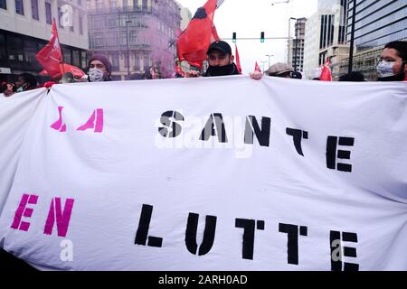 Brüssel, Belgien. Januar 2020. Die Menschen halten während einer Kundgebung ein Banner, um zu einer verstärkten und zu Recht finanzierten sozialen Sicherheit aufzurufen. Credit: Alexandros MICHAILIDIS/Alamy Live News Stockfoto