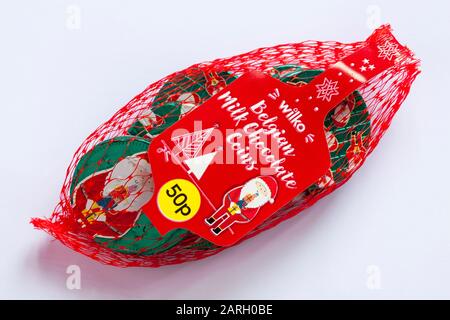 Wilko Belgischer Milchschokolade Mit Pralinen und Weihnachtsmann auf dem Netting bereit für Weihnachten isoliert auf weißem Hintergrund Stockfoto