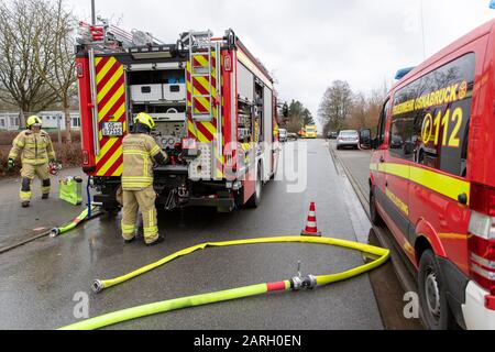 28. Januar 2020, Niedersachsen, Osnabrücker: Ein Feuerwehrmotor ist auf einer Straße abgestellt. Wegen eines Gaslecks mussten einige Grundschüler der Elisabeth-Siegel-Schule das Schulgebäude verlassen. Nach Angaben der Polizei wurde eine Gaspipeline bei Grabungsarbeiten gegen Mittag beschädigt. Foto: Friso Gentsch / dpa Stockfoto