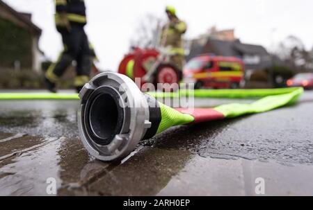 28. Januar 2020, Niedersachsen, Osnabrücker: Ein Feuerwehrschlauch der Feuerwehr liegt auf einer Straße. Wegen eines Gaslecks mussten einige Grundschüler der Elisabeth-Siegel-Schule das Schulgebäude verlassen. Nach Angaben der Polizei wurde eine Gaspipeline bei Grabungsarbeiten gegen Mittag beschädigt. Foto: Friso Gentsch / dpa Stockfoto