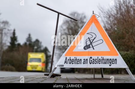 28. Januar 2020, Niedersachsen, Osnabrücker: Auf einer Straße befindet sich eine Anzeige "Arbeiten an Gasleitungen", dahinter ein Notarztwagen. Wegen eines Gaslecks mussten einige Grundschüler der Elisabeth-Siegel-Schule das Schulgebäude verlassen. Nach Angaben der Polizei wurde eine Gaspipeline bei Grabungsarbeiten gegen Mittag beschädigt. Foto: Friso Gentsch / dpa Stockfoto