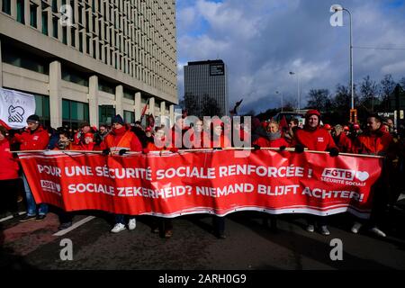 Brüssel, Belgien. Januar 2020. Die Menschen halten während einer Kundgebung ein Banner, um zu einer verstärkten und zu Recht finanzierten sozialen Sicherheit aufzurufen. Credit: Alexandros MICHAILIDIS/Alamy Live News Stockfoto