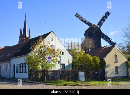 Werder Havel, Deutschland alte Windmühle und der Turm der Heilig-Geist-Kirche auf der Werder-Insel Stockfoto