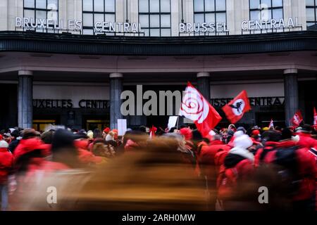 Brüssel, Belgien. Januar 2020. Die Menschen halten während einer Kundgebung ein Banner, um zu einer verstärkten und zu Recht finanzierten sozialen Sicherheit aufzurufen. Credit: Alexandros MICHAILIDIS/Alamy Live News Stockfoto