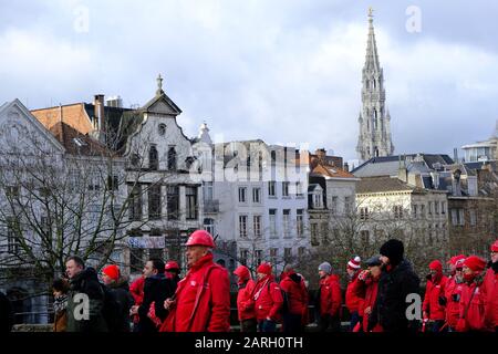 Brüssel, Belgien. Januar 2020. Die Menschen halten während einer Kundgebung ein Banner, um zu einer verstärkten und zu Recht finanzierten sozialen Sicherheit aufzurufen. Credit: Alexandros MICHAILIDIS/Alamy Live News Stockfoto