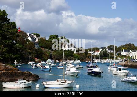 Fischerboot im Hafen von Doelan, Leuchtturm von Amont, Finistere, Bretagne, Frankreich, Europa Stockfoto