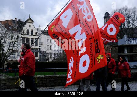 Brüssel, Belgien. Januar 2020. Die Menschen halten während einer Kundgebung ein Banner, um zu einer verstärkten und zu Recht finanzierten sozialen Sicherheit aufzurufen. Credit: Alexandros MICHAILIDIS/Alamy Live News Stockfoto