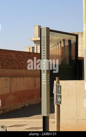 Unterschrift des Verfassungsgerichts in Constitution Hill, Braamfontein, Johannesburg, Gauteng, Südafrika. Stockfoto