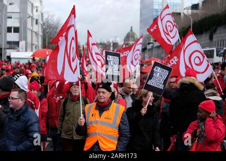 Brüssel, Belgien. Januar 2020. Die Menschen halten während einer Kundgebung ein Banner, um zu einer verstärkten und zu Recht finanzierten sozialen Sicherheit aufzurufen. Credit: Alexandros MICHAILIDIS/Alamy Live News Stockfoto