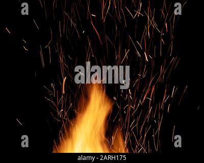 Lagerfeuer Flamme mit hellen Funken. Isoliert auf schwarzem Hintergrund Stockfoto