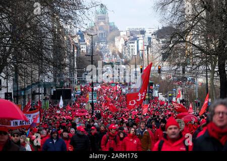 Brüssel, Belgien. Januar 2020. Die Menschen halten während einer Kundgebung ein Banner, um zu einer verstärkten und zu Recht finanzierten sozialen Sicherheit aufzurufen. Credit: Alexandros MICHAILIDIS/Alamy Live News Stockfoto