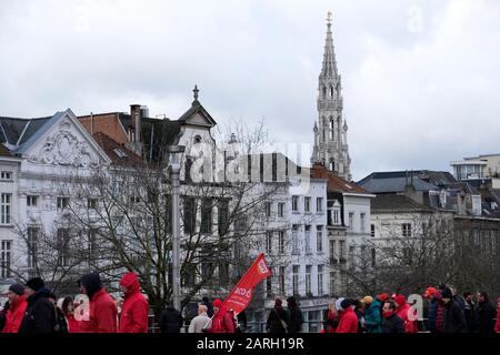 Brüssel, Belgien. Januar 2020. Die Menschen halten während einer Kundgebung ein Banner, um zu einer verstärkten und zu Recht finanzierten sozialen Sicherheit aufzurufen. Credit: Alexandros MICHAILIDIS/Alamy Live News Stockfoto