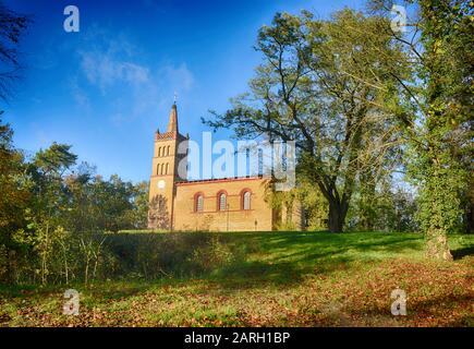 Kirchbau des Architekten Schinkel im Dorf Petzow bei Werder Havel, Deutschland Stockfoto