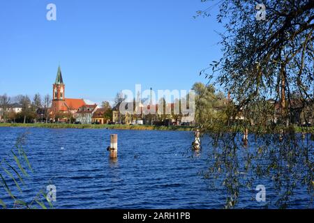 Werder Havel, Flussblick auf die Werder-Insel mit der Maria-Meerestern-Kirche Stockfoto