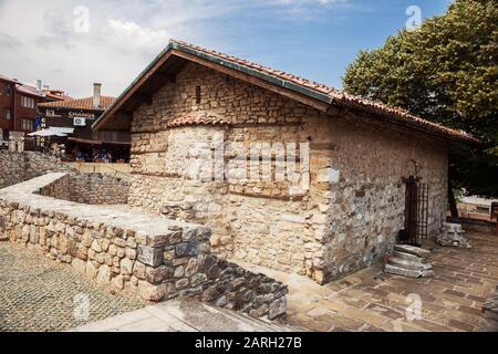 Kleine alte Kirche des Heiligen Erlösers in der Altstadt von Nessebar, Bulgarien Stockfoto