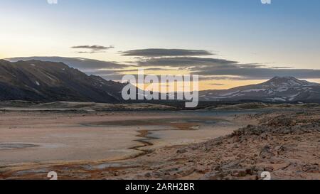 Eine Landschaft von Námafjall Geothermal Area in Hverir, Island in der Dämmerung Stockfoto