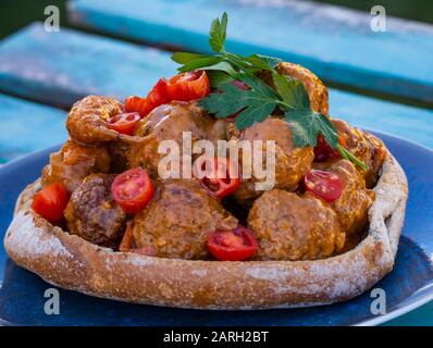 Fleischbällchen in einer Brotschale Stockfoto