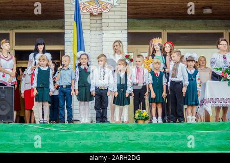 Tag des Wissens, der erste Glocke 24 Schule Ukraine, Lutsk 01-09-2015 Stockfoto