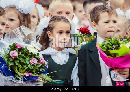 Tag des Wissens, der erste Glocke 24 Schule Ukraine, Lutsk 01-09-2015 Stockfoto