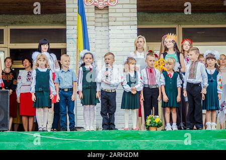 Tag des Wissens, der erste Glocke 24 Schule Ukraine, Lutsk 01-09-2015 Stockfoto