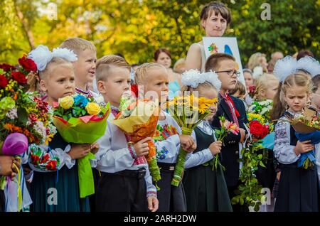 Tag des Wissens, der erste Glocke 24 Schule Ukraine, Lutsk 01-09-2015 Stockfoto