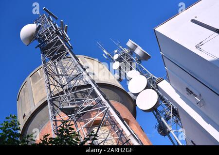 Elektrosmog Risiko aufgrund der TV-Repeater und Mobiltelefone Stockfoto