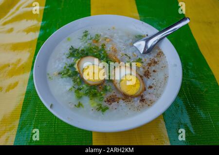 Reissuppe mit Fleisch, Ei und Kräutern Stockfoto
