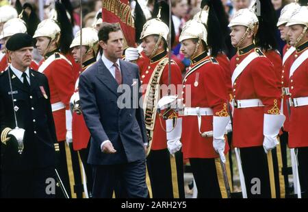 HRH Prinz Charles inspiziert die Ehrenwache bei seiner Ankunft in Sudbury, Kanada Oktober 1991 Stockfoto