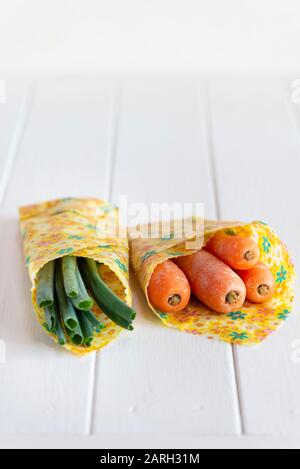 Frisches Gemüse wird eingewickelt und in Bienenwachs-Lebensmittelverpackungen gelagert. Stockfoto