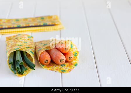 Frisches Gemüse wird eingewickelt und in Bienenwachs-Lebensmittelverpackungen gelagert. Stockfoto