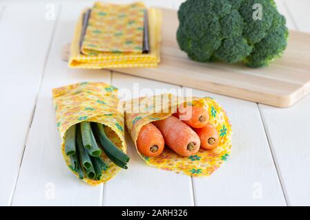 Frisches Gemüse wird eingewickelt und in Bienenwachs-Lebensmittelverpackungen gelagert. Stockfoto