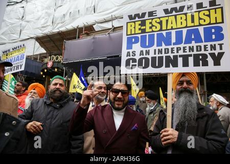 Während der Demonstration hält ein Protestler ein Plakat. Hunderte von Muslimen, Kashmiris und Sikhs demonstrieren außerhalb einer indischen Hochkommission, die Kaschmir auffordert, von Indien frei zu sein. Stockfoto