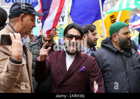 Während der Demonstration macht ein Protestler eine Geste, während er Slogans singt.Hunderte von Muslimen, Kashmiris und Sikhs demonstrieren außerhalb einer indischen Hochkommission, die Kaschmir auffordert, von Indien frei zu sein. Stockfoto
