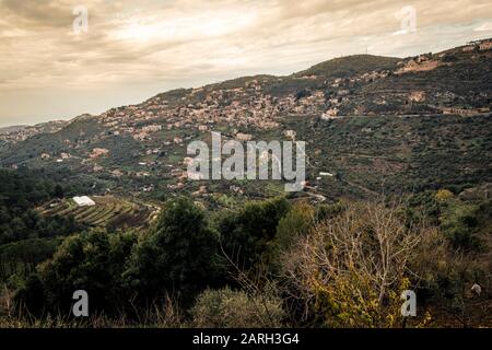 Weite Sicht auf Deir El Qamar Dorf und alte Architektur im Mount Lebanon Mittlerer Osten Stockfoto