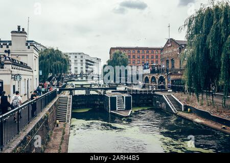 London/Großbritannien - 17. Juli 2019: Hampstead Road Locks in der Nähe von Camden Market und das T.E Dingwall Building auf der rechten Seite, von der Brücke über Regent's Ca aus gesehen Stockfoto