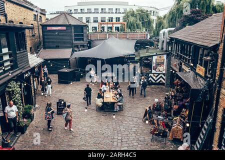 London/Großbritannien - 17. Juli 2019: Menschen, die auf dem Camden Market, der viertbeliebtesten Besucherattraktion in London, spazieren gehen. Selektiver Fokus Stockfoto