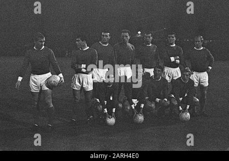 Mannschaft von Manchester United, 25. Sept. 1963 in Rotterdam, bevor sie Willem II Tilburg (Niederlande) spielte: 1:1. Spieler waren David Herd, Bobby Charton, Harry Gregg (Back Row, 4th Left), Denis Law, Bill Foulkes (Back Row, 2nd Right). Nederlands: Willem II tegen Manchester United in De Kuip in Rotterdam. Elftal Manchester United. Datum 25. september 1963; Stockfoto