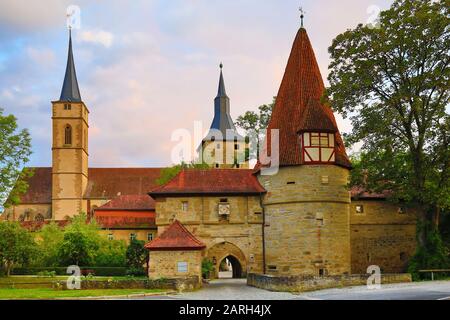 Iphofen ist eine Stadt in Bayern mit vielen historischen Sehenswürdigkeiten. Rödelseer Tor Stockfoto