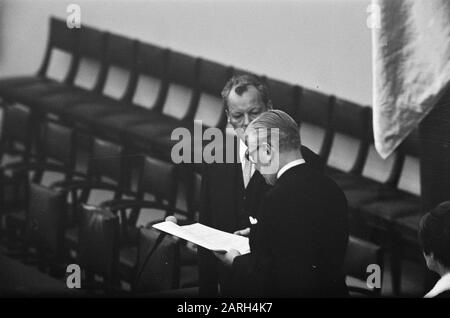 In Bonn wurde der westdeutsche Bundeskanzler von Willy-Brandt (SPD) gewählt. Willy-Brandt (rechts) und Schillers Minister, die ihm gratulierten Datum: 21. Oktober 1969 Standort: Bonn, Deutschland Schlagwörter: Kanzler, Glückwunsch Personenname: Brandt, Willy-Institution Name: SPD Stockfoto