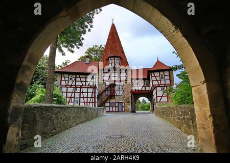 Iphofen ist eine Stadt in Bayern mit vielen historischen Sehenswürdigkeiten. Rödelseer Tor Stockfoto