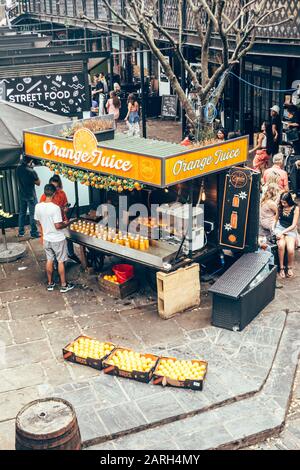 London/Großbritannien - 17. Juli 2019: Menschen, die frischen Saft am Marktstand "Orange Juice" am Camden Market kaufen, einer viertbeliebtesten Besucherattraktion in Lond Stockfoto