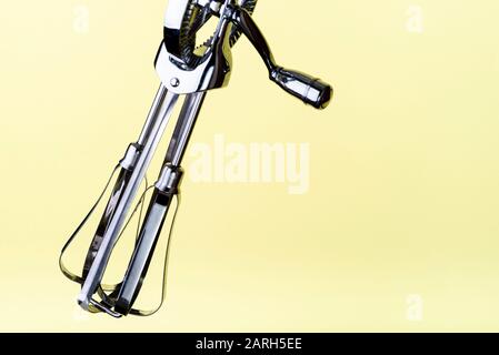 Edelstahl, manuelle Eiertrommel oder Lebensmittelmischer. Stockfoto