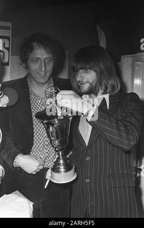 Wim van de Linden (links) und Wim T. Schippers erhalten Preis für den Common Sense Annotation: Ort: Society Lanx in Amsterdam Datum: 15. september 1975 Ort: Amsterdam Schlagwörter: Bildende Künstler, Preisverleihungen Personenname: Linden, Wim van de, Schippers, Wim T. Stockfoto