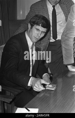 Wim van Hanegem erscheint vor der Beschwerdekammer des KNVB in Utrechter Datum: 7. November 1969 Ort: Utrechter (Stadt) Stichwörter: Gerichtssitzungen, Fußballer persönlicher Name: Hanegem, Willem van Stockfoto