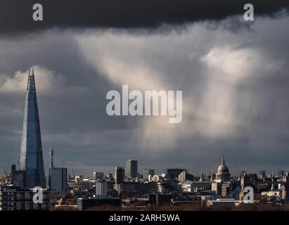 London, Großbritannien. Januar 2020. Wetter in Großbritannien: Regenwolken, kalte Luft und Nachmittagssonne bilden abstrakte Muster über Wahrzeichen der Stadt, einschließlich Der Shard und der St. Paul's Cathedral. Credit: Guy Corbishley/Alamy Live News Stockfoto