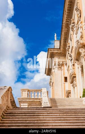 Treppe in der römischen Stadthalle mit Wolken auf der Spitze des Kapitolinischen Hügels im Zentrum Roms, entworfen vom berühmten Renaissancekünstler Michelangelo in Th Stockfoto