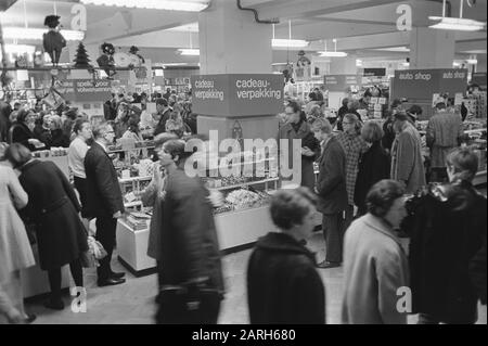 Geschäfte, die bei nächtlichen Menschenmassen im Bijenkorf geöffnet sind Datum: 28. November 1968 Schlagwörter: Geschäfte Stockfoto