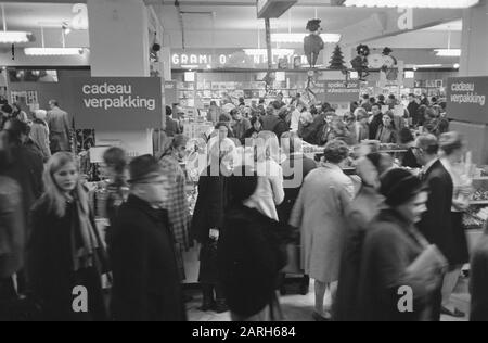 Geschäfte, die bei nächtlichen Menschenmassen im Bijenkorf geöffnet sind Datum: 28. November 1968 Schlagwörter: Geschäfte Stockfoto