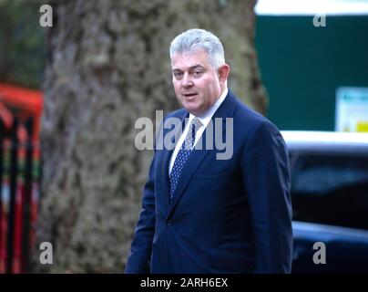 London, Großbritannien. Januar 2020. Brandon Lewis, Staatsminister für Sicherheit und Stellvertreter für den EU-Austritt und keine Vorbereitung Auf Das Abkommen, trifft zu dem Treffen ein. Der britische Premierminister Boris Johnson veranstaltet ein Treffen, um zu diskutieren, ob die chinesische Firma Huawei einen Teil des Vertrags für das 5G-Netzwerk erhalten darf. In der Sitzung wurde beschlossen, dass Huawei Zugang zu einem Teil des Unternehmens haben sollte. Kredit: Tommy London/Alamy Live News Stockfoto