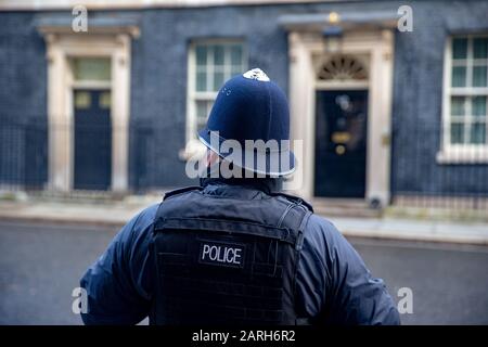 London, Großbritannien. Januar 2020. Ein Polizist in der Downing Street. Der britische Premierminister Boris Johnson veranstaltet ein Treffen, um zu diskutieren, ob die chinesische Firma Huawei einen Teil des Vertrags für das 5G-Netzwerk erhalten darf. In der Sitzung wurde beschlossen, dass Huawei Zugang zu einem Teil des Unternehmens haben sollte. Kredit: Tommy London/Alamy Live News Stockfoto